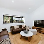 Luxury Retreats - Group Getaway Near Wineries Holiday home Mudgee