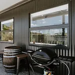 Luxury Retreats - Group Getaway Near Wineries Holiday home Mudgee