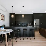 Luxury Retreats - Group Getaway Near Wineries Holiday home