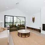 Jarli Barn - Refined Wine Country Retreat With Pool