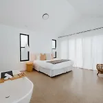 Jarli Barn - Refined Wine Country Retreat With Pool