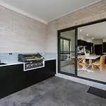 The Farm - Refined Country Retreat Near Town Centre Holiday home