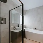 The Farm - Refined Country Retreat Near Town Centre