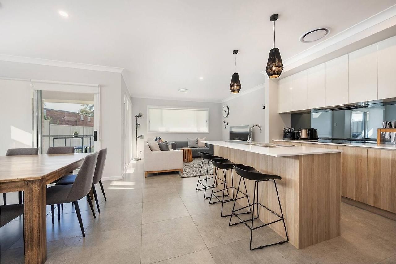 Holiday home 'huxley House' An Elegant Retreat With Backyard *