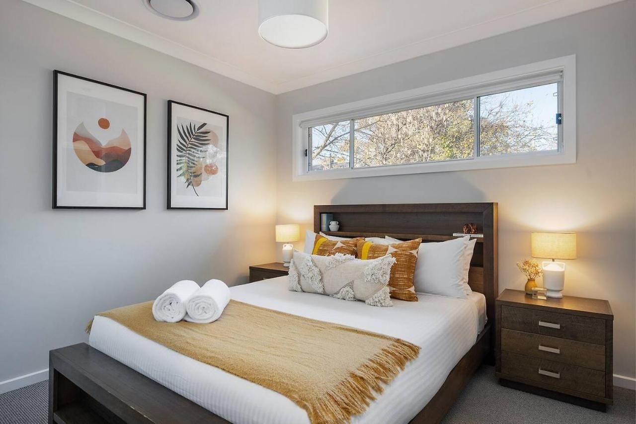 Holiday home 'huxley House' An Elegant Retreat With Backyard *