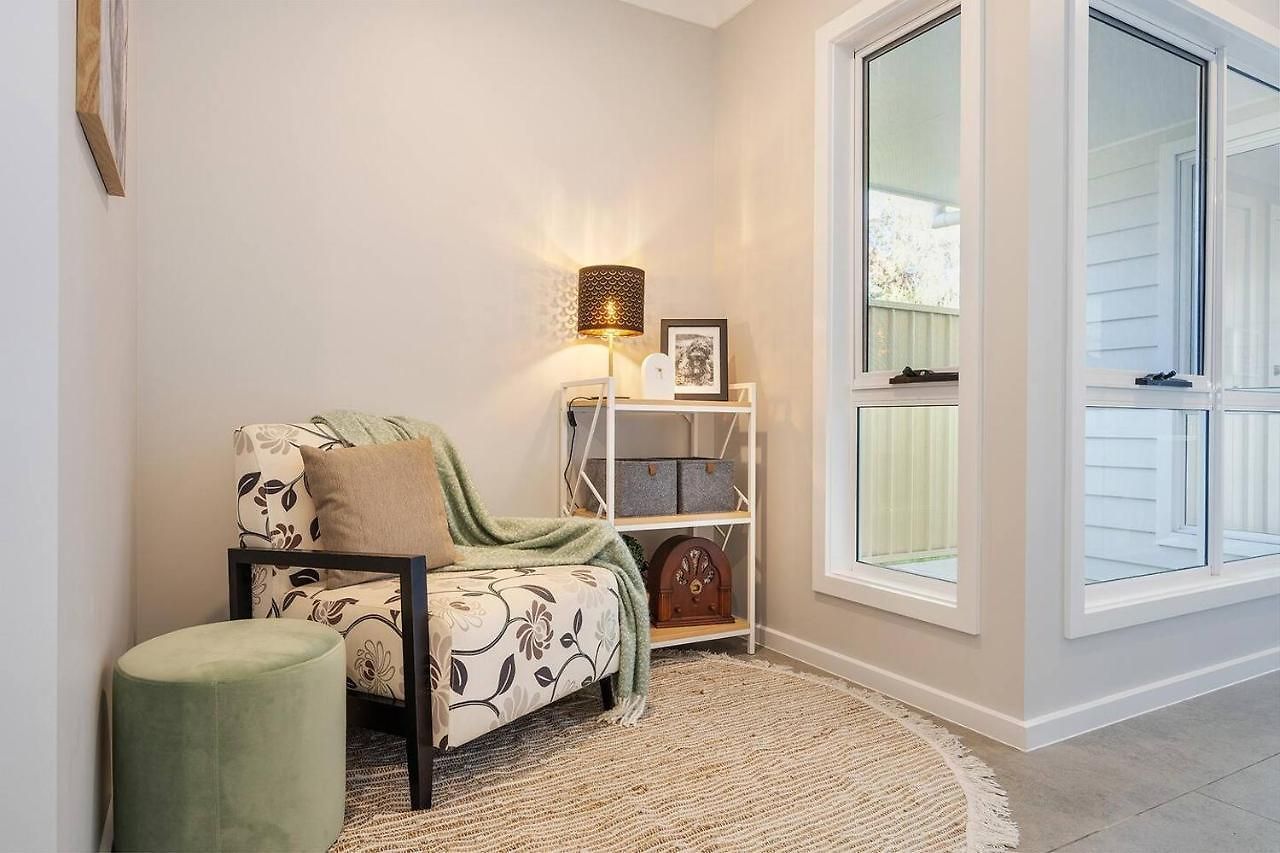 'huxley House' An Elegant Retreat With Backyard Holiday home *