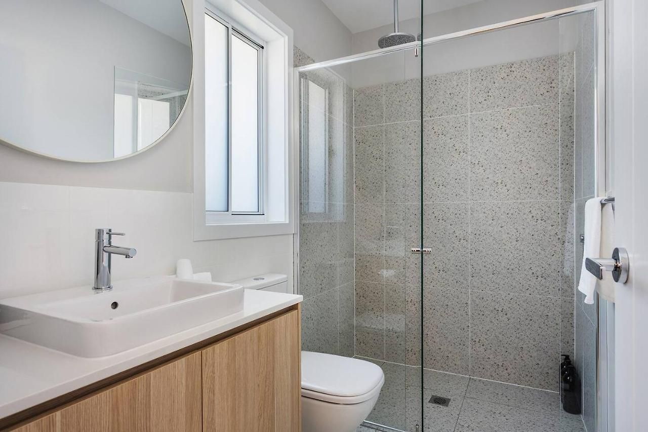 'huxley House' An Elegant Retreat With Backyard Holiday home *