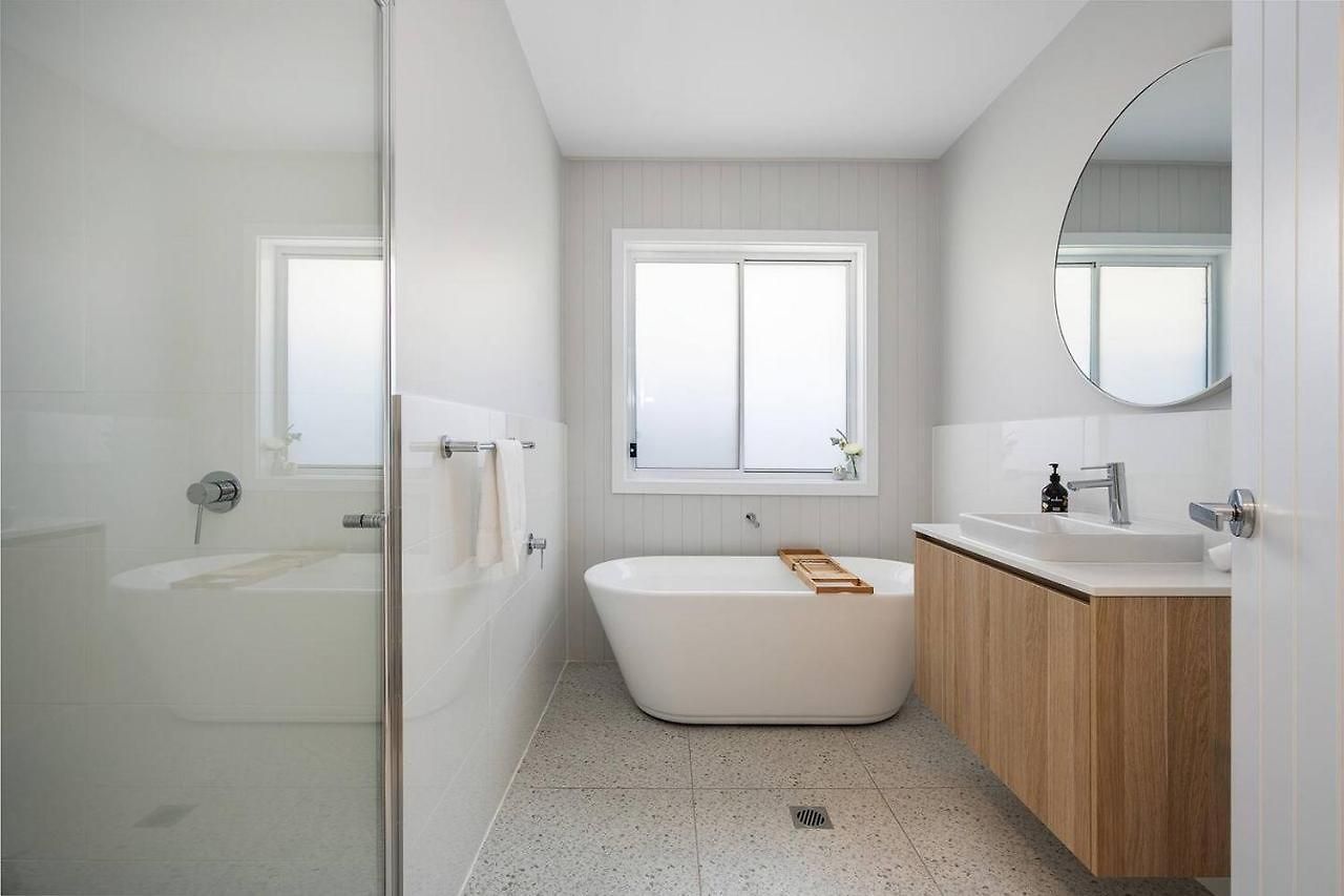 Holiday home 'huxley House' An Elegant Retreat With Backyard