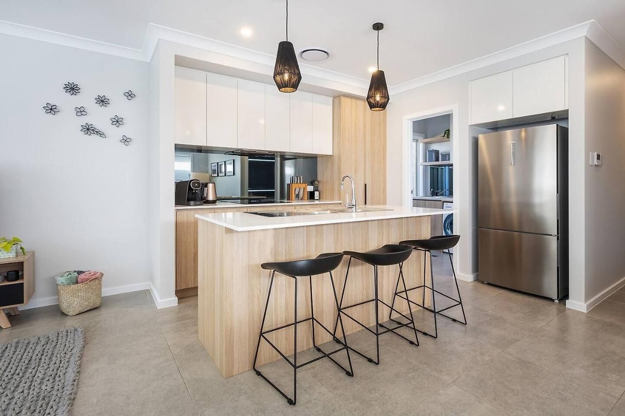 'huxley House' An Elegant Retreat With Backyard Holiday home *