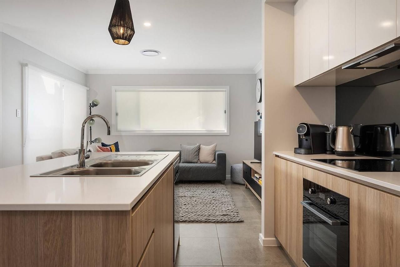 'huxley House' An Elegant Retreat With Backyard Mudgee