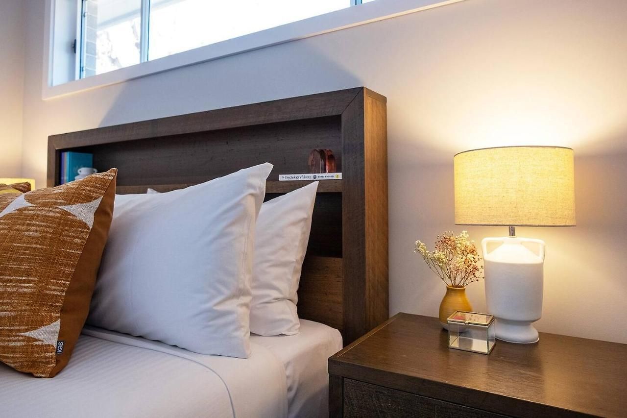 'huxley House' An Elegant Retreat With Backyard Holiday home *