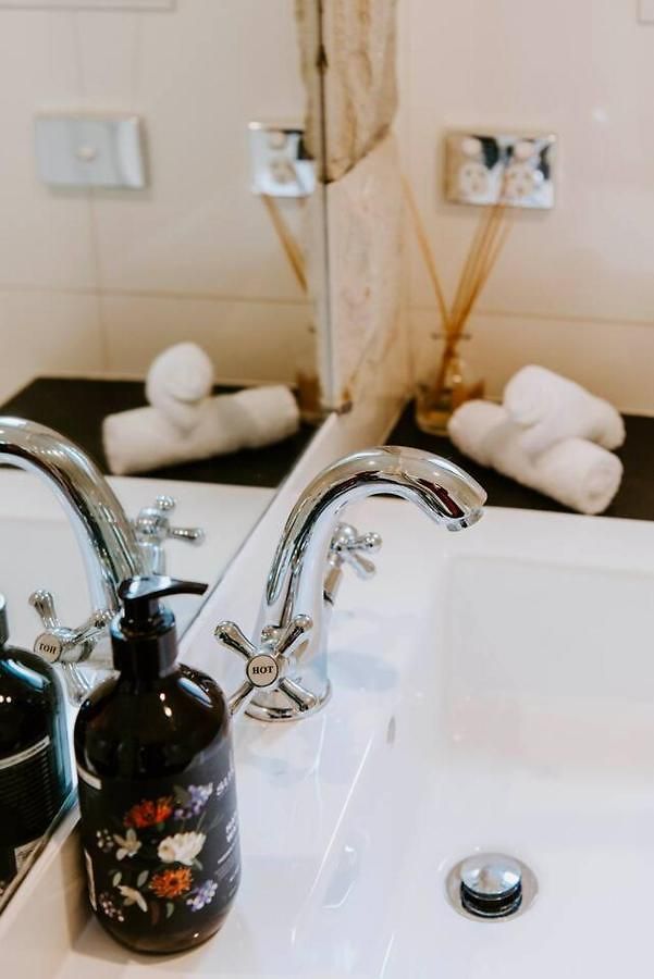 Gladstone Blush - Premium Comfort In Mudgee's Heart Holiday home *