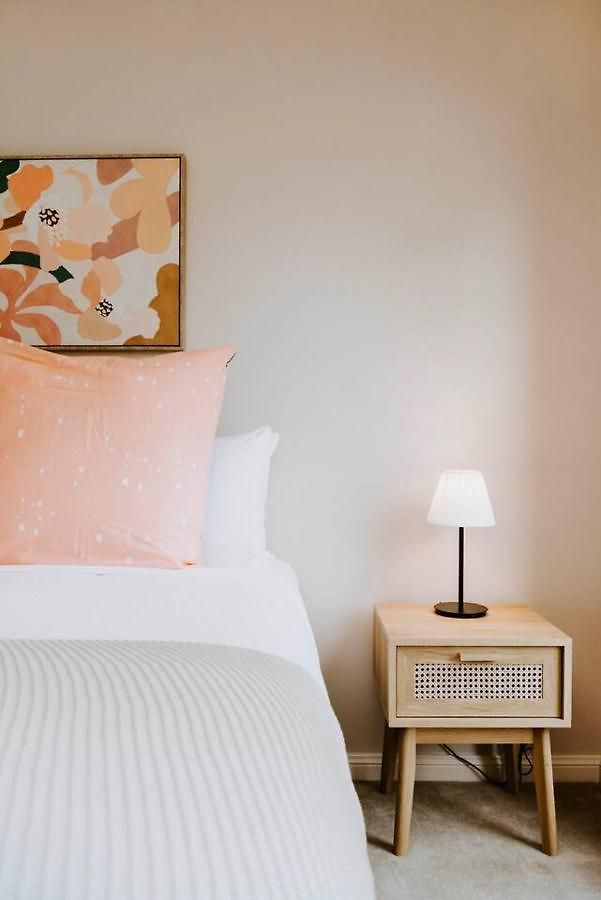 Gladstone Blush - Premium Comfort In Mudgee's Heart Holiday home *