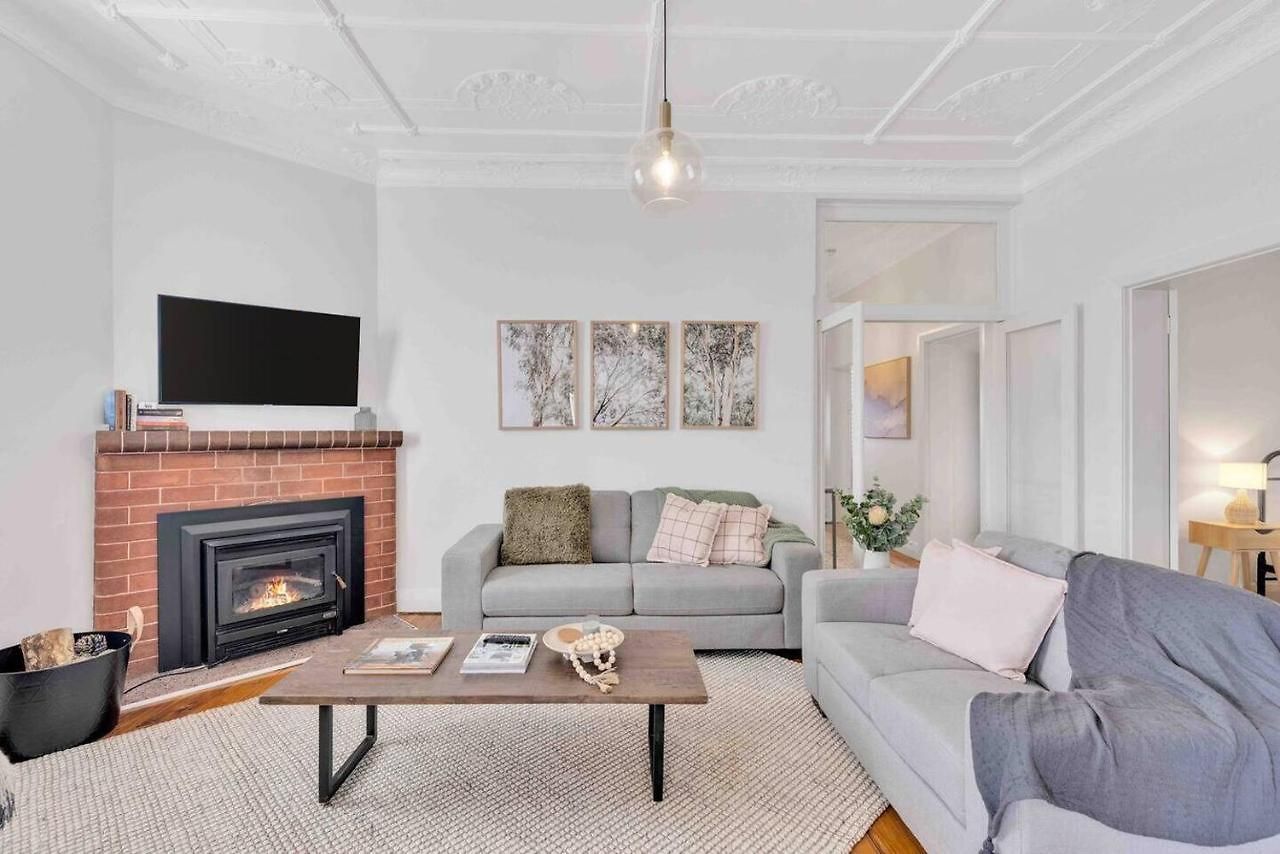 Currawong - An Idyllic Group In Town Holiday home