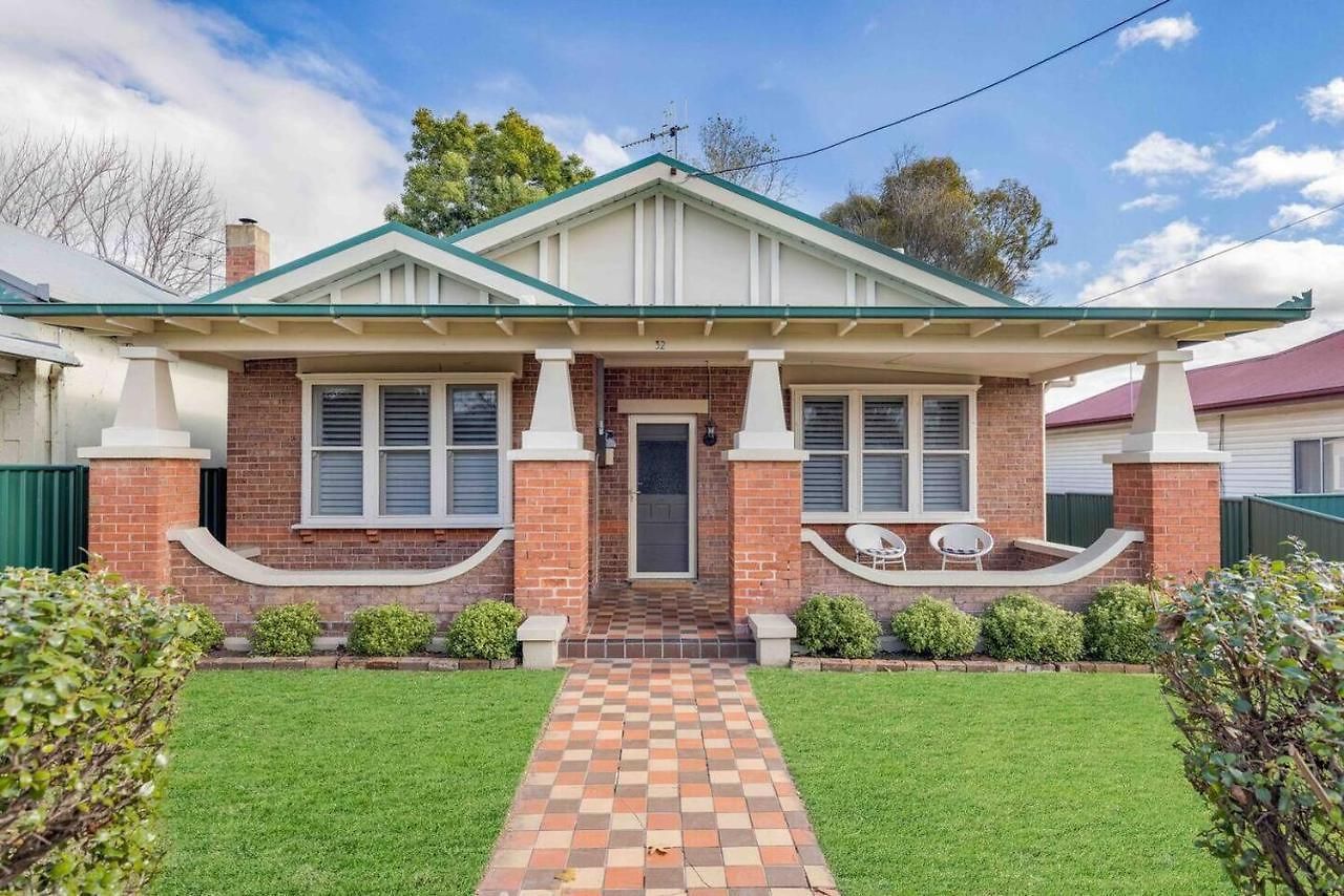 Currawong - An Idyllic Group In Town Holiday home