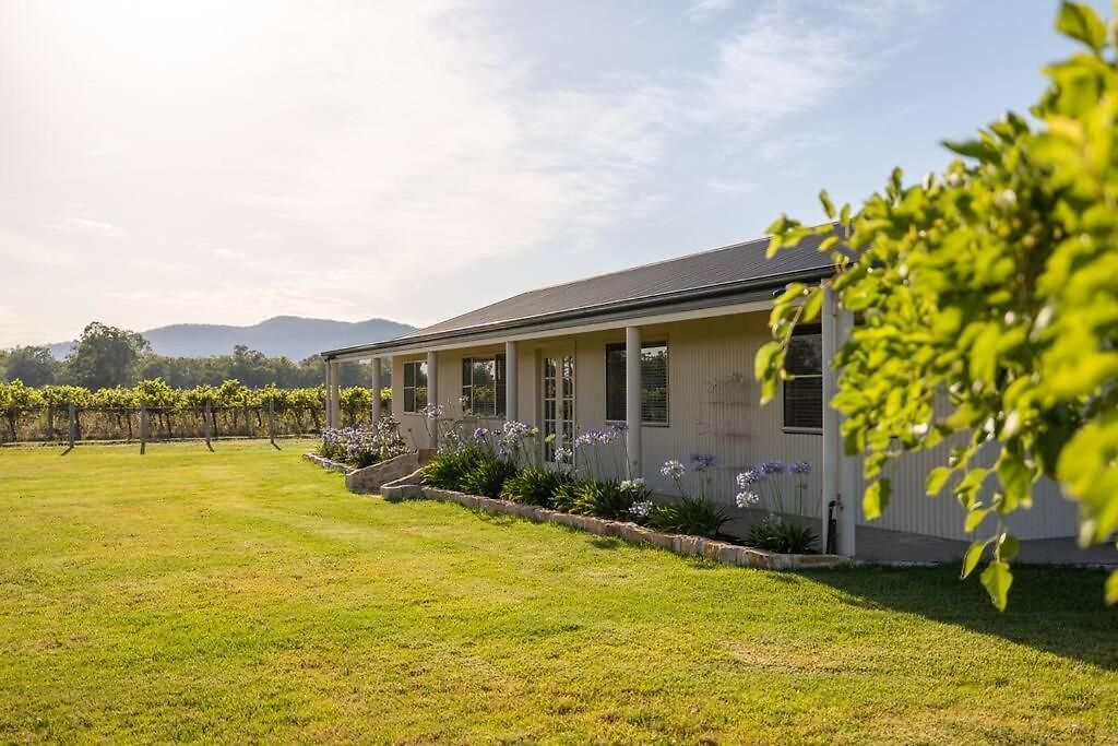 'vineyard Cottage' A Golden Escape Among The Vines Holiday home