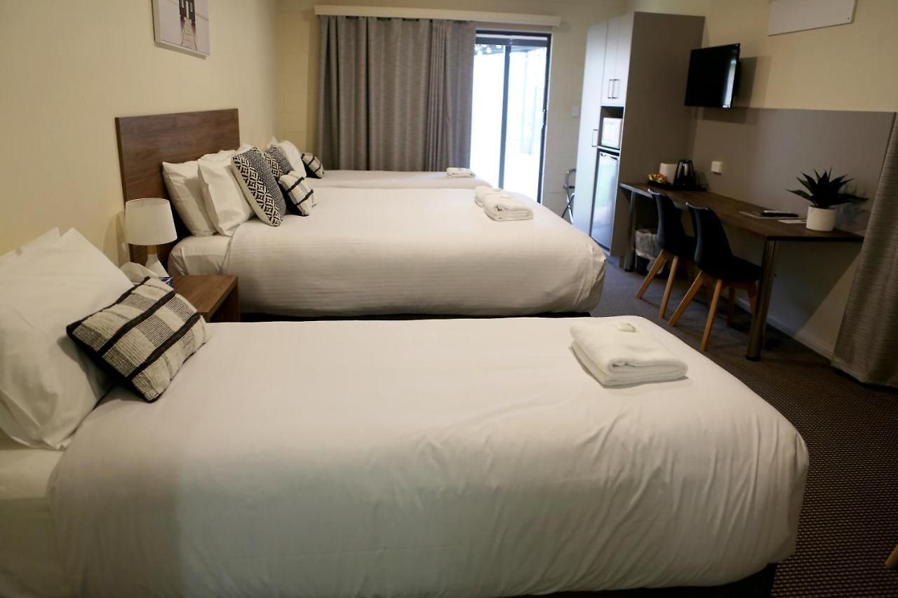 Vineyard Motor Motel 4*