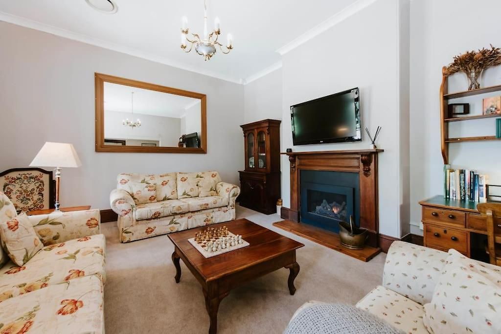 Holiday home Cawarra On The Park - Historic Grandeur *