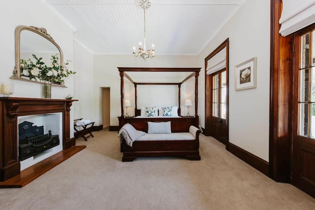 Holiday home Cawarra On The Park - Historic Grandeur *