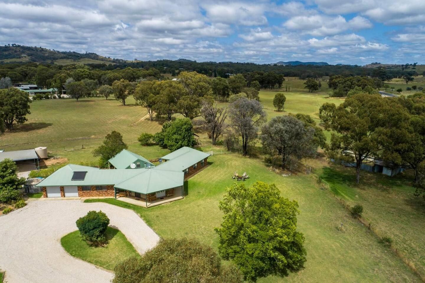 Anton Pavilion - Cheerful Country Solace In Mudgee