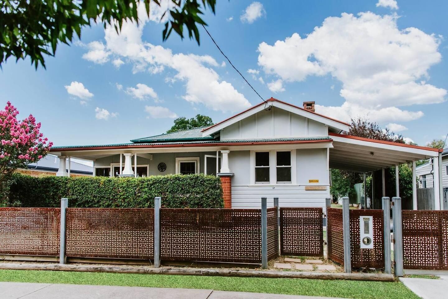 Holiday home Court House Hideaway - Country Comfort In Town *