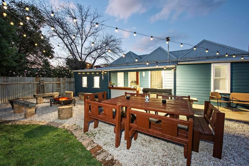 The Orange Door -a Spacious In Town Holiday home *