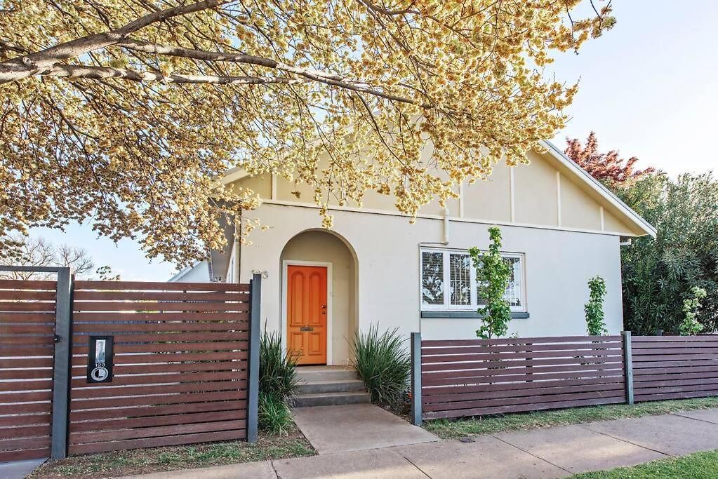 The Orange Door -a Spacious In Town *