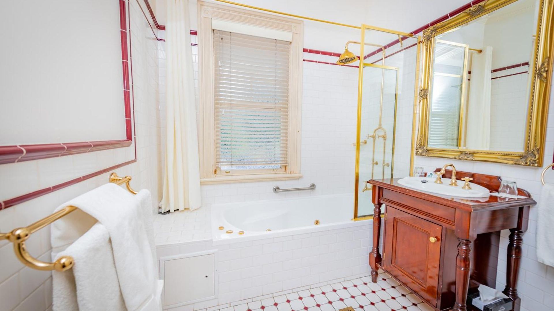 Cobb & Co Court Boutique Hotel 4*