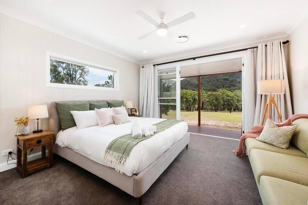 Frog Hill 8 Bedroom Luxe Rural Retreat Near Town With 2 Holiday home *