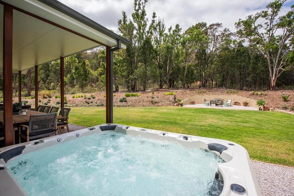 Frog Hill 8 Bedroom Luxe Rural Retreat Near Town With 2