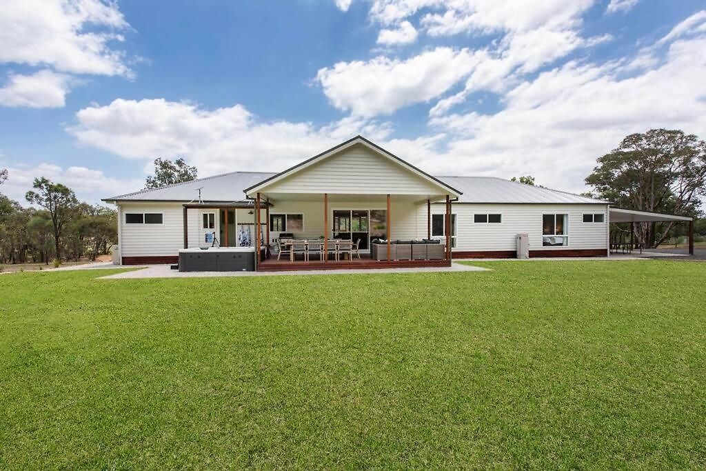 Frog Hill 8 Bedroom Luxe Rural Retreat Near Town With 2