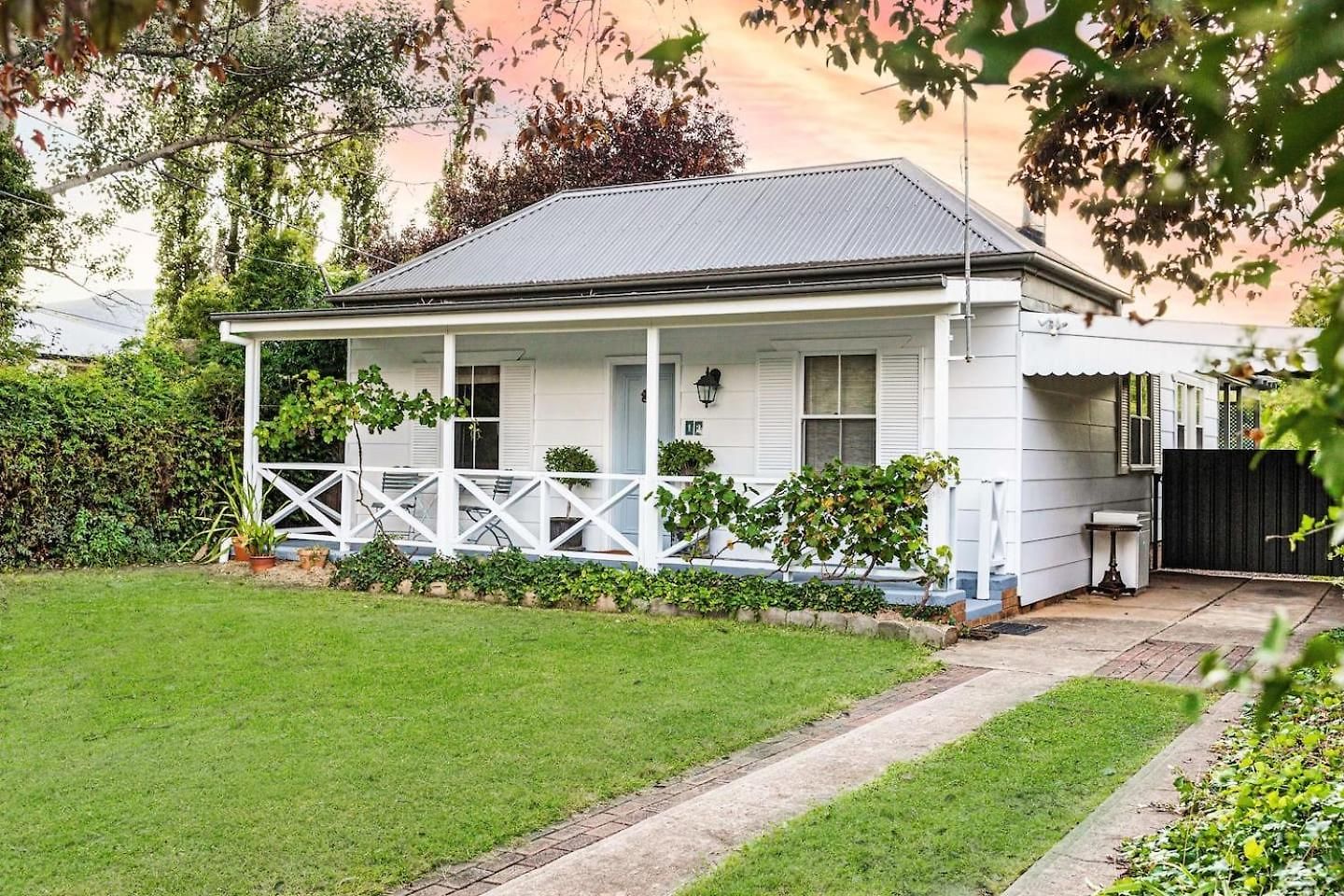 The Little White - Country Elegance Near Cbd Holiday home *