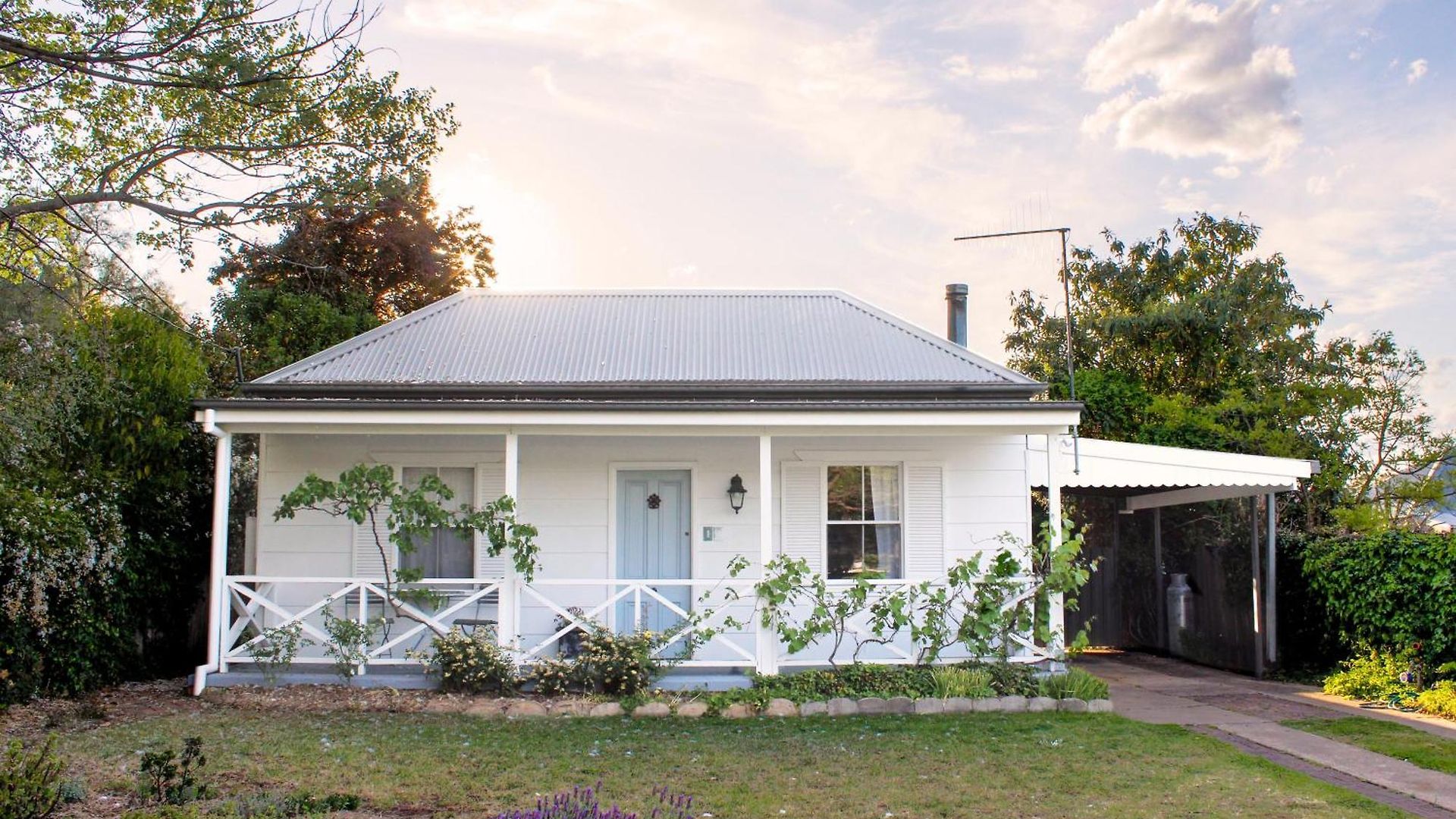 Holiday home The Little White - Country Elegance Near Cbd *