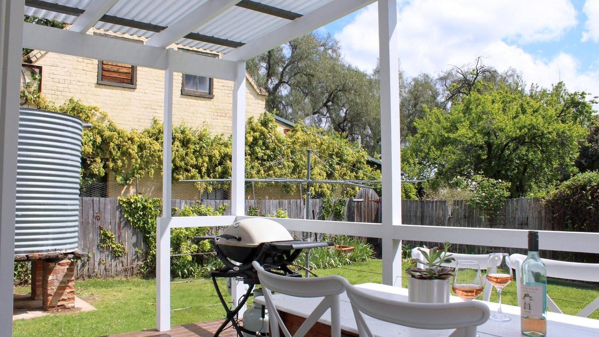 The Little White - Country Elegance Near Cbd Holiday home *