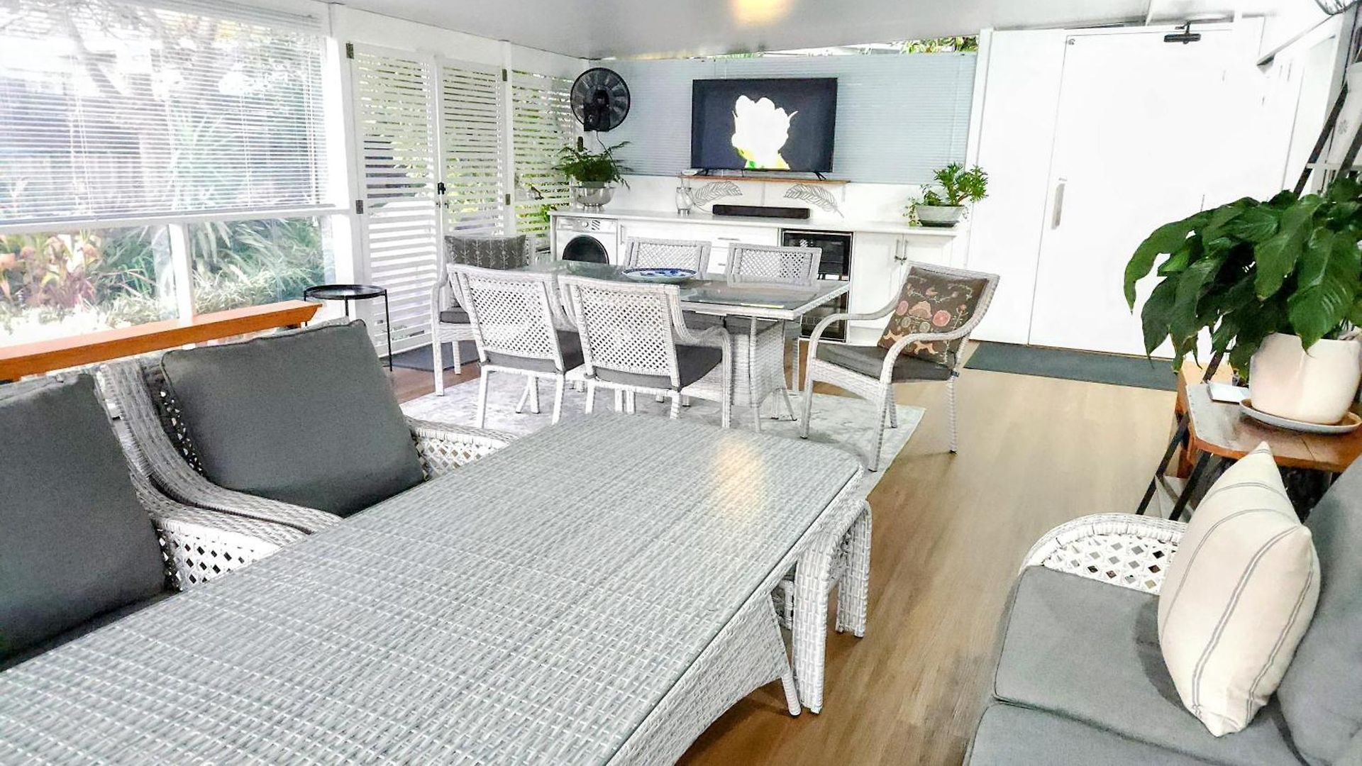 270 On Church - Entire With Spacious Alfresco Area Apartment