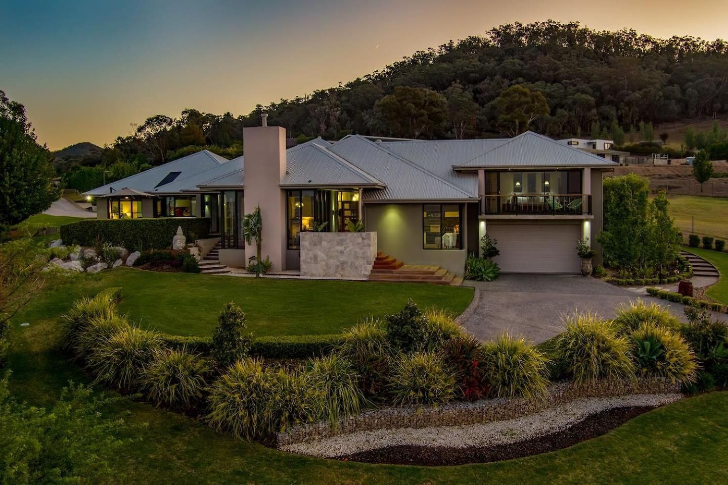 Red Lotus - A Grand Valley Views Escape Holiday home Mudgee
