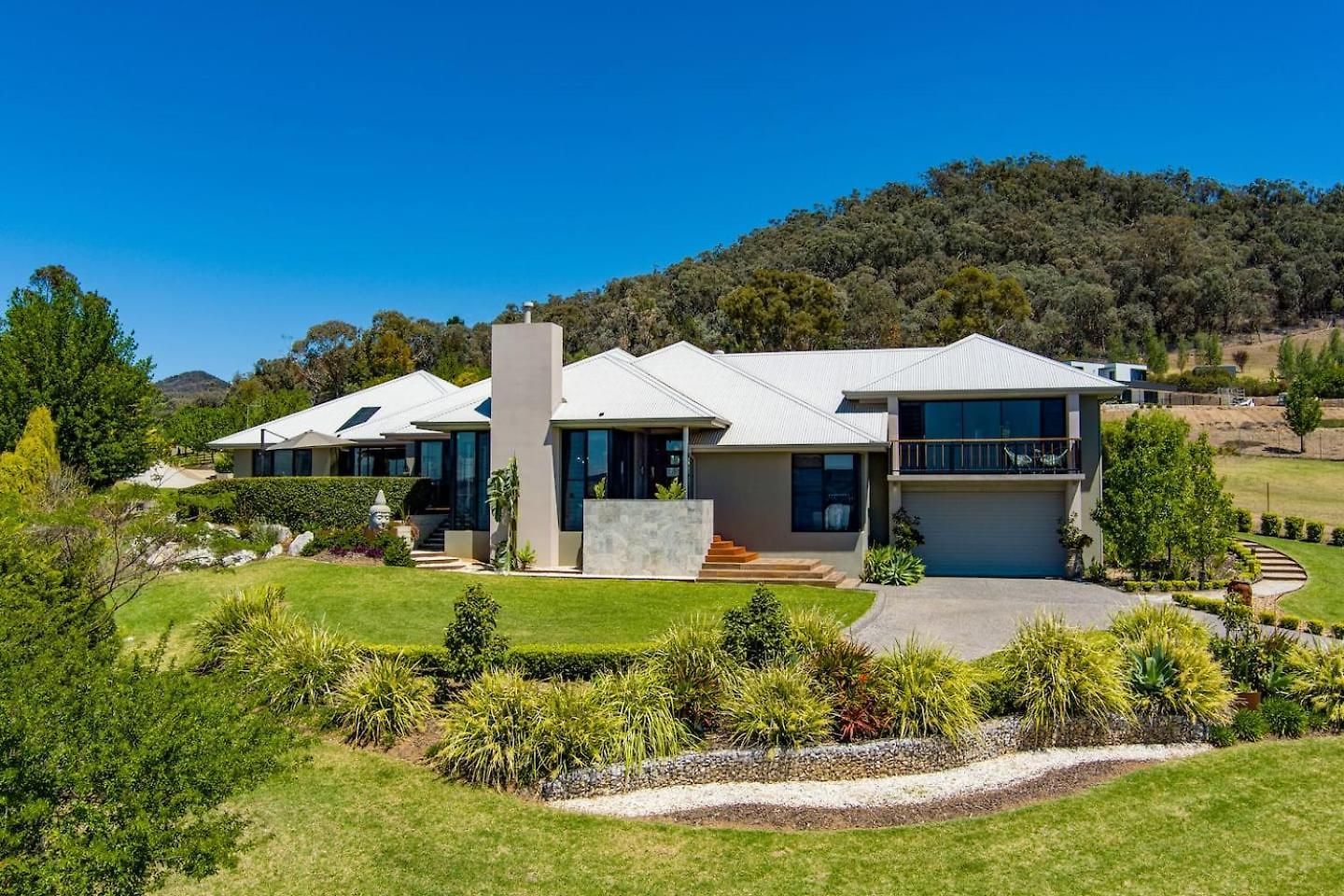 Red Lotus - A Grand Valley Views Escape Holiday home *