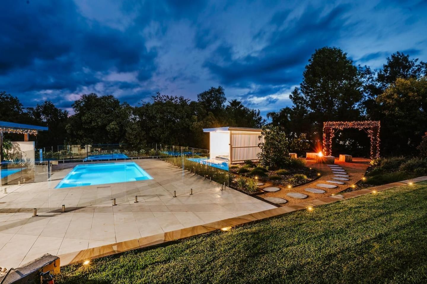 Moonlight At - Chic Soirees & Private Cinema Holiday home *