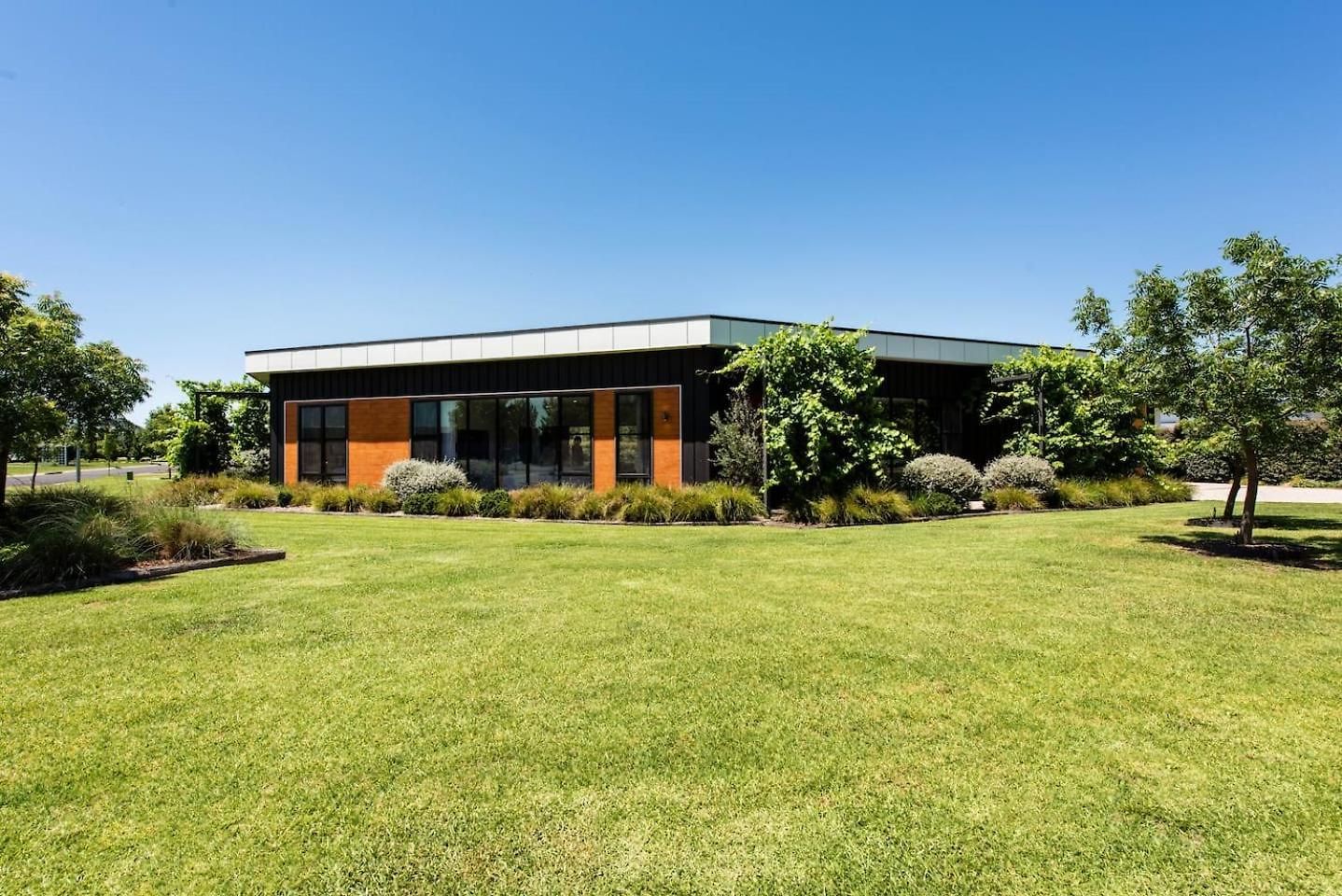 Holiday home The Wine Manor - Lavish Poolside Living