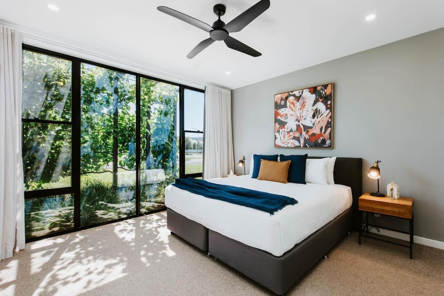 Holiday home The Wine Manor - Lavish Poolside Living