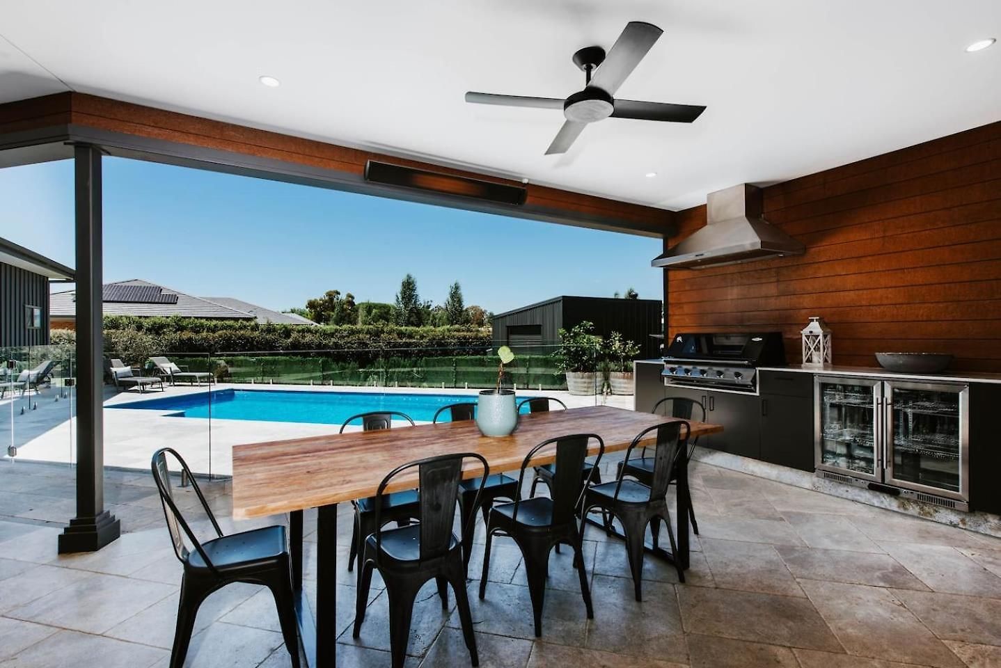 Holiday home The Wine Manor - Lavish Poolside Living *
