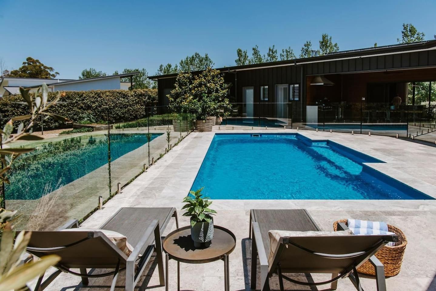 The Wine Manor - Lavish Poolside Living Holiday home Mudgee