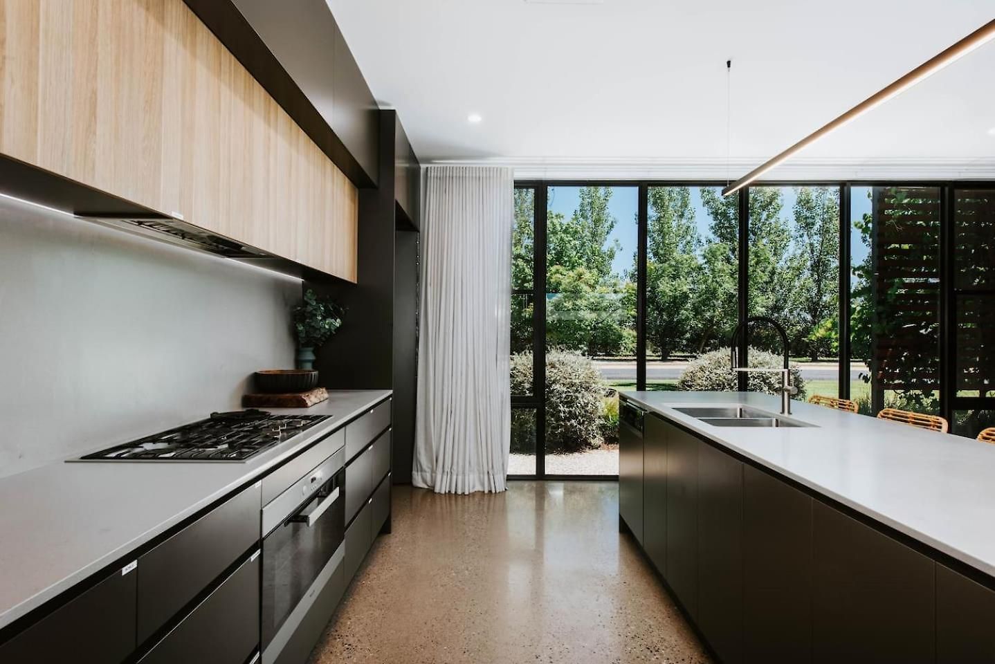 Holiday home The Wine Manor - Lavish Poolside Living Mudgee