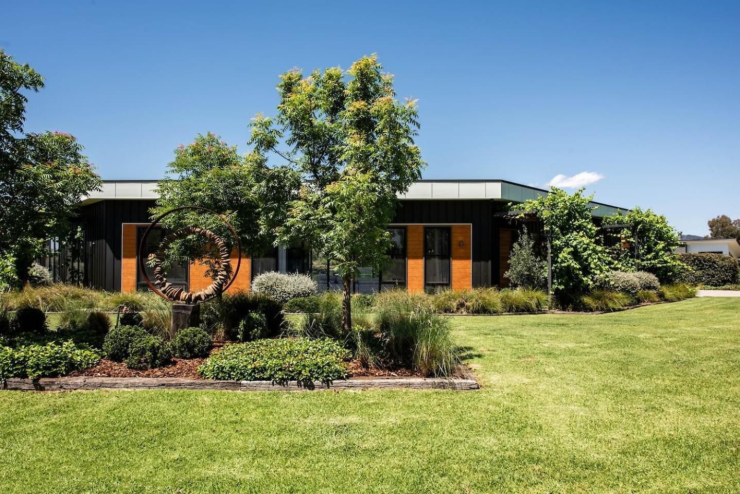 Holiday home The Wine Manor - Lavish Poolside Living *
