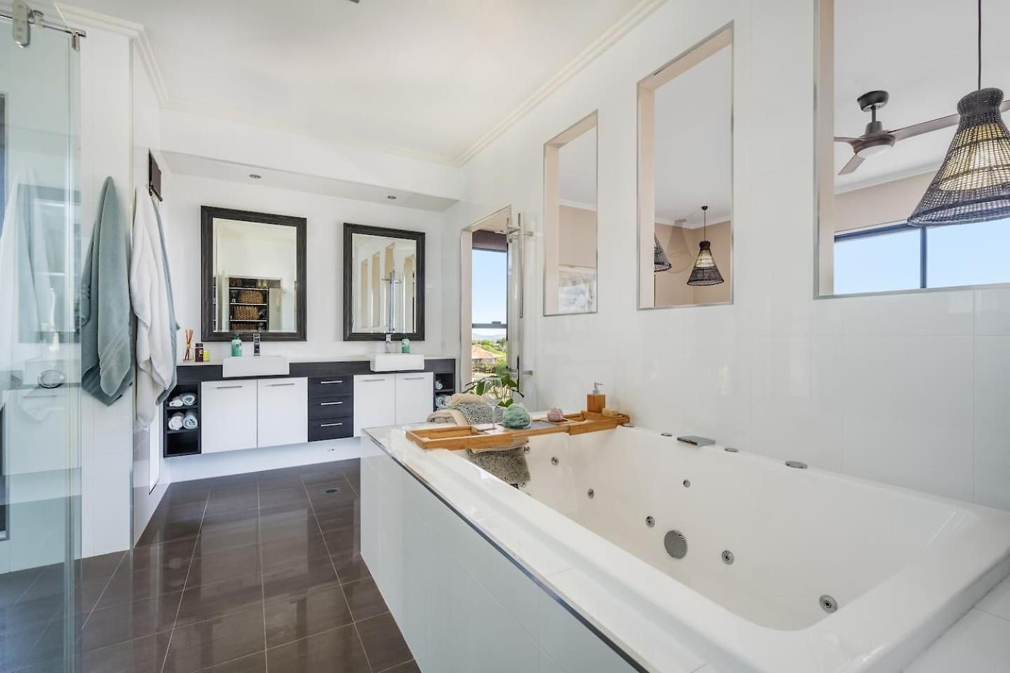 Red Lotus - A Grand Valley Views Escape Holiday home