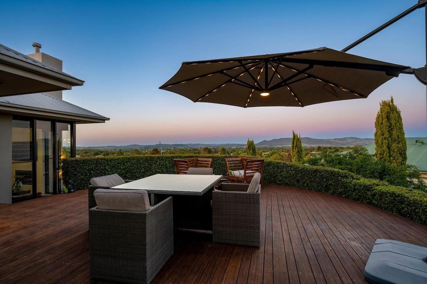Red Lotus - A Grand Valley Views Escape Holiday home
