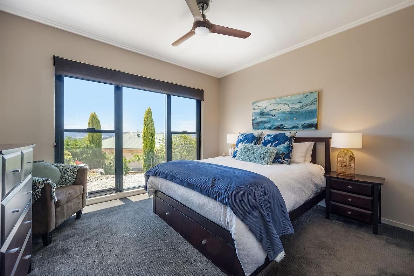 Red Lotus - A Grand Valley Views Escape Holiday home *