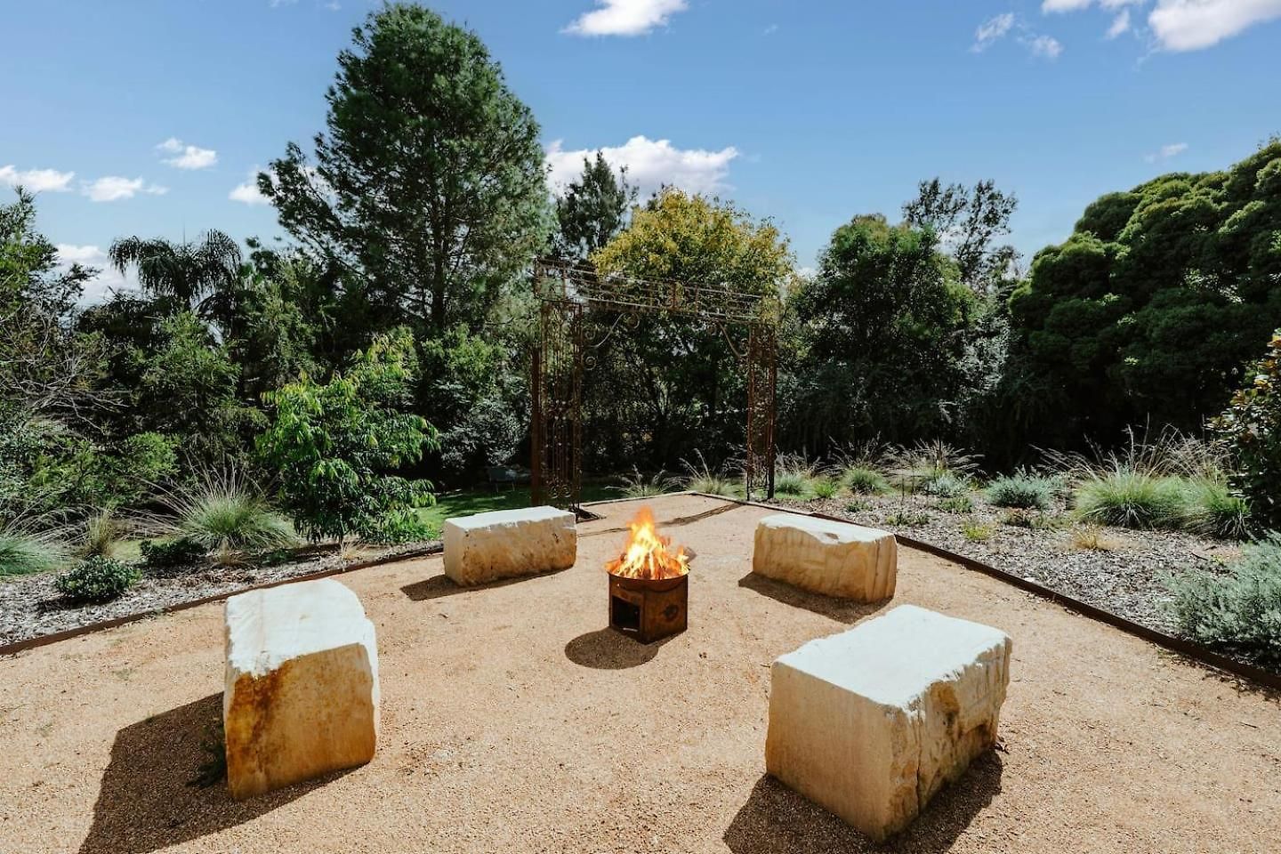 Moonlight At - Chic Soirees & Private Cinema Holiday home Mudgee