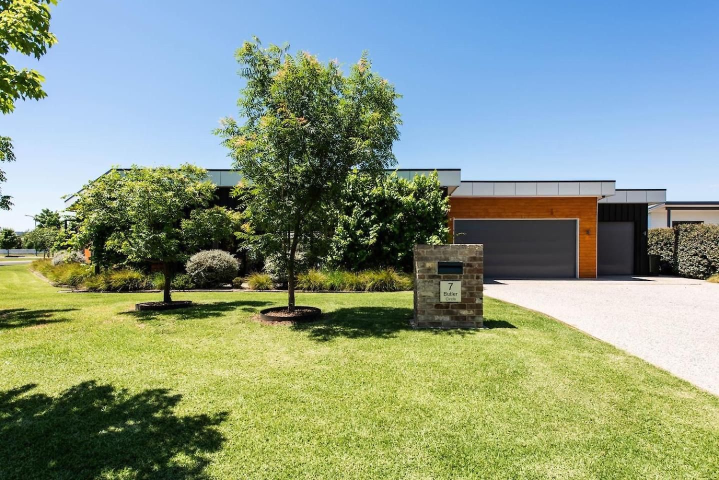 The Wine Manor - Lavish Poolside Living Mudgee