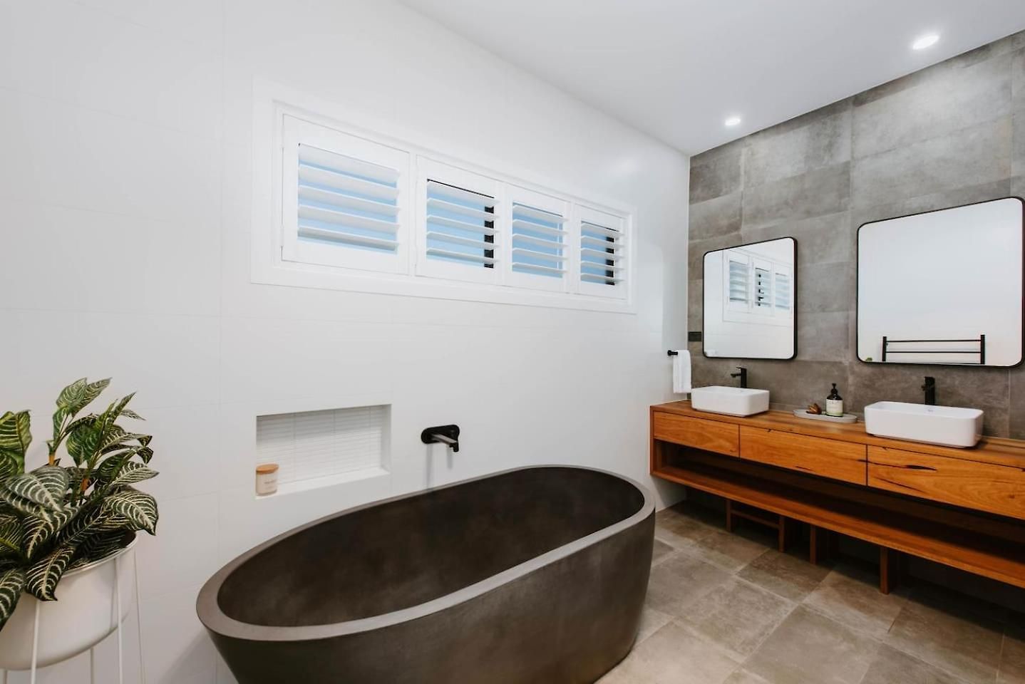 The Wine Manor - Lavish Poolside Living * Mudgee